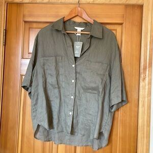 Linen women’s button down shirt W/ 2 pockets on front NWT